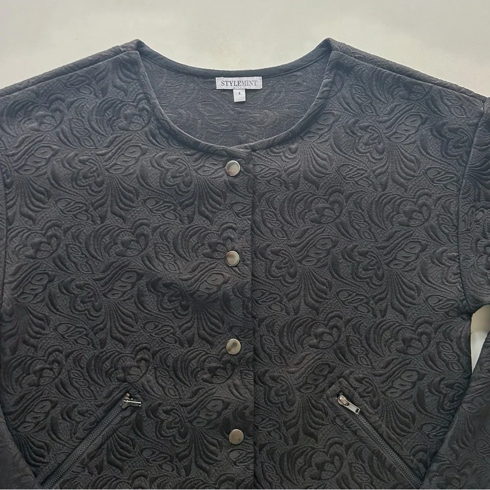 StyleMint Black Textured Floral Bomber Jacket Snap Front Round Neck Size S - Picture 4 of 9